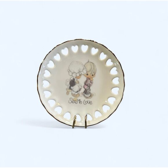 Precious Moments "Sew in Love" Collectible Display Decor Plate - Picture 1 of 5